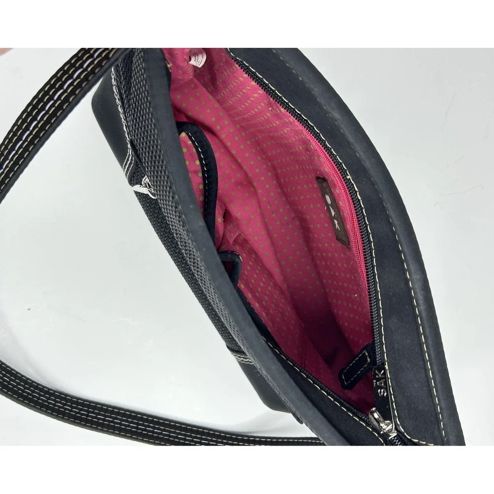 The SAK Black Waffle Structured Purse Medium Single Strap Pockets‎